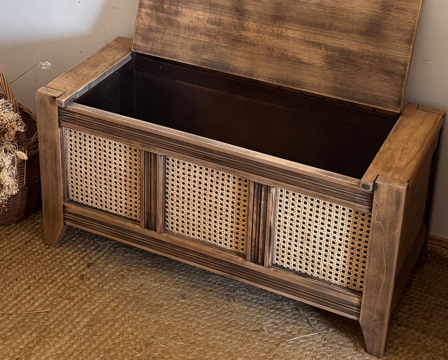 Banc coffre ancien en bois brut et cannage