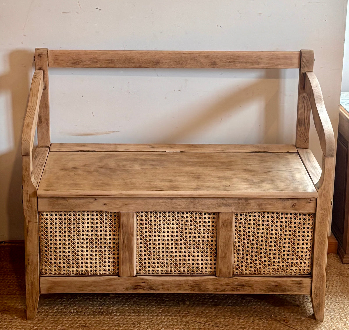 Banc coffre ancien en chĂŞne brut et cannage