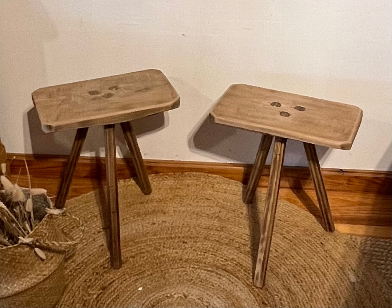Lot de 2 tabourets de ferme vintage en chêne massif brut - chevets / tables de nuit