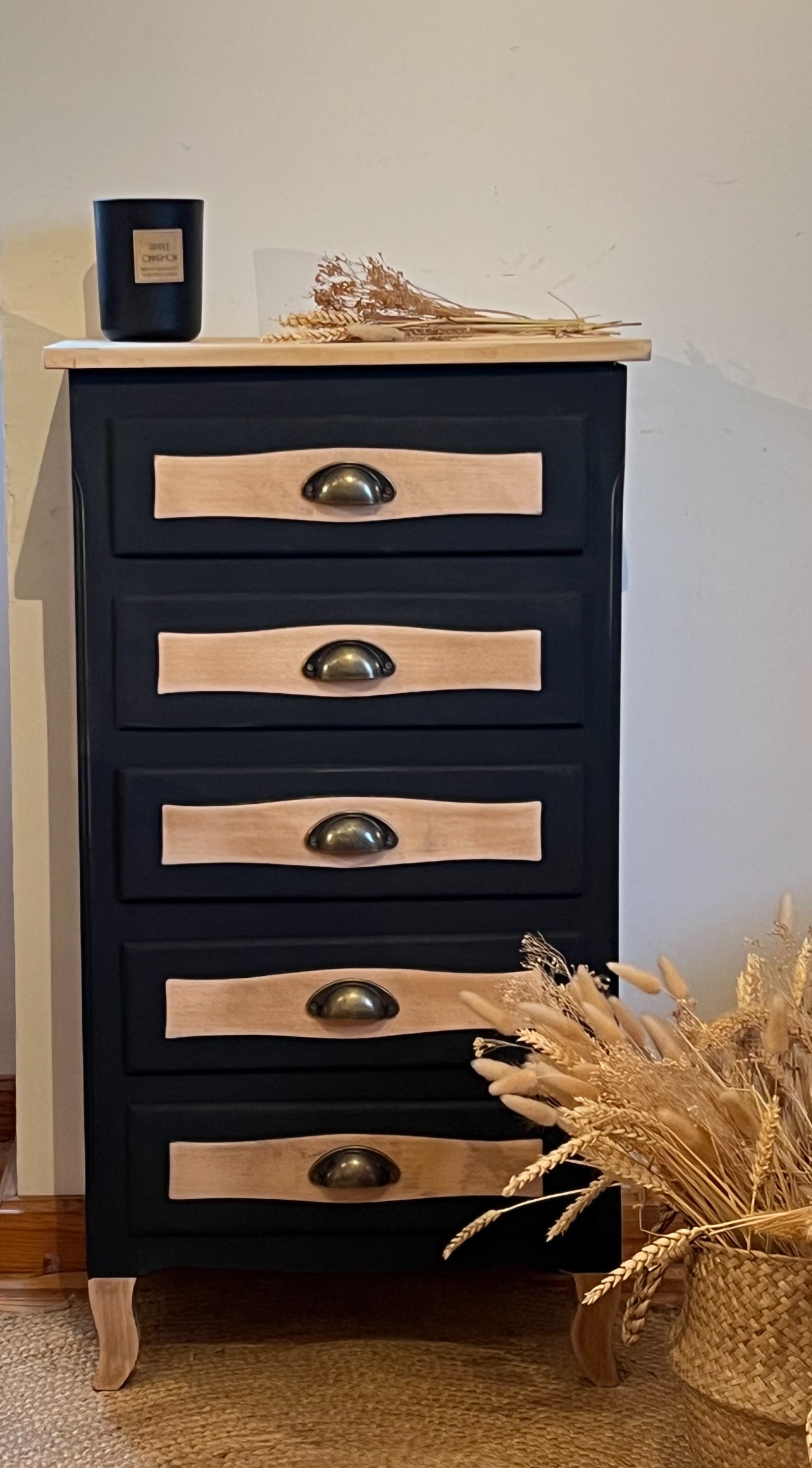 Chiffonnier ancien en bois massif brut et noir mat 5 tiroirs