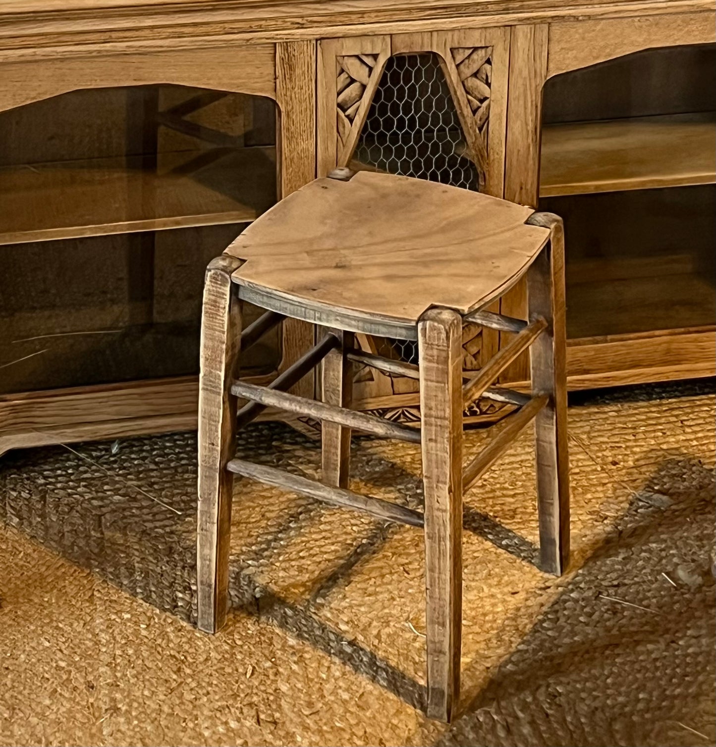 Tabouret de ferme ancien en bois brut