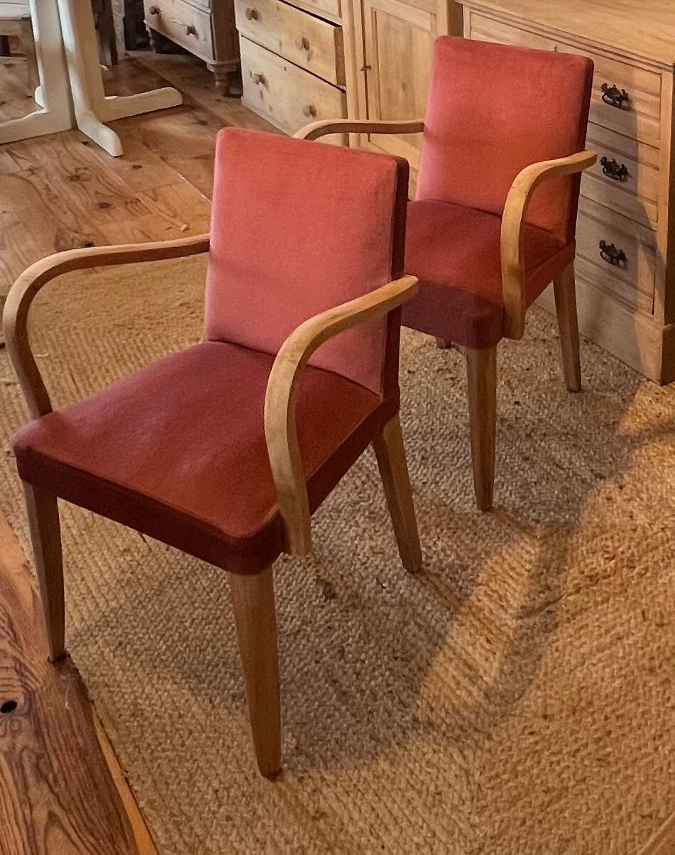 Paire de fauteuils bridge vintage en bois massif brut et vieux rose - années 50