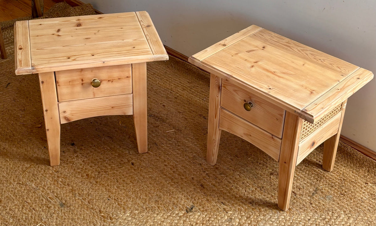 Paire de chevet / tables de nuit rénovées en bois massif brut et cannage