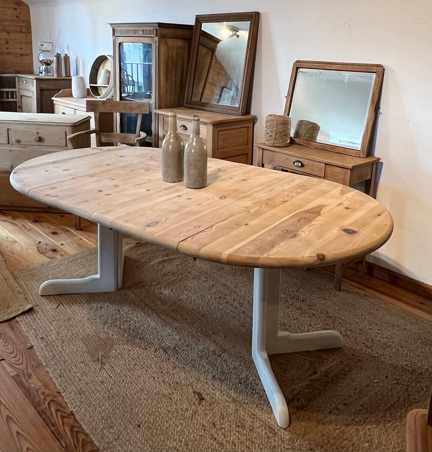 Grande table rénovée 2 rallonges de 4 à 8/10 personnes en bois massif brut et patiné blanc