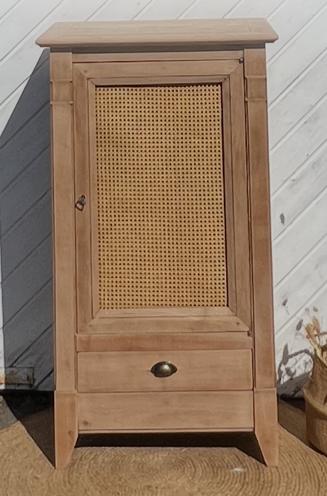 Petite armoire parisienne ancienne en bois massif brut et cannage pieds compas