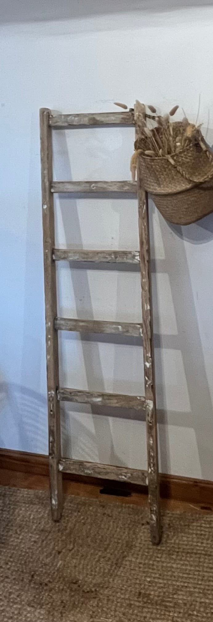 Échelle ancienne : porte serviette en bois massif brut