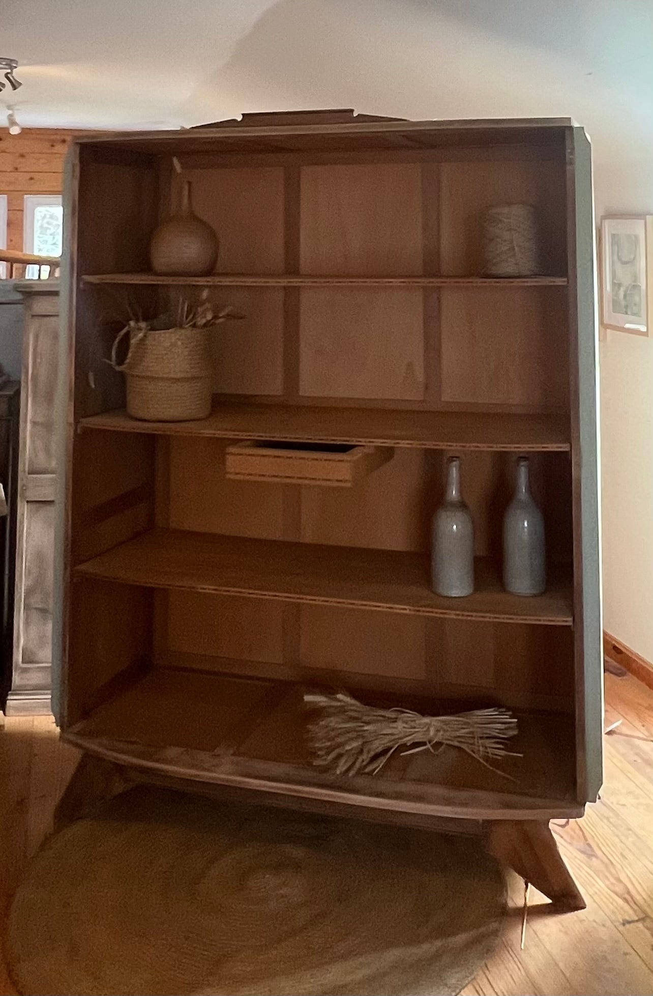 Grande bibliothèque vintage en bois brut et vert amande