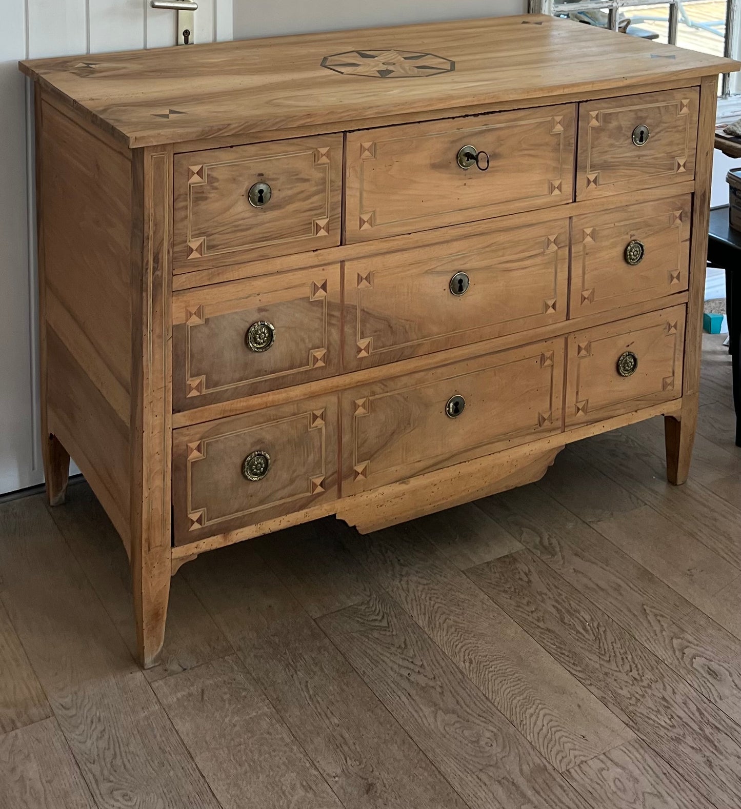 Grande commode ancienne marquetée en bois massif brut