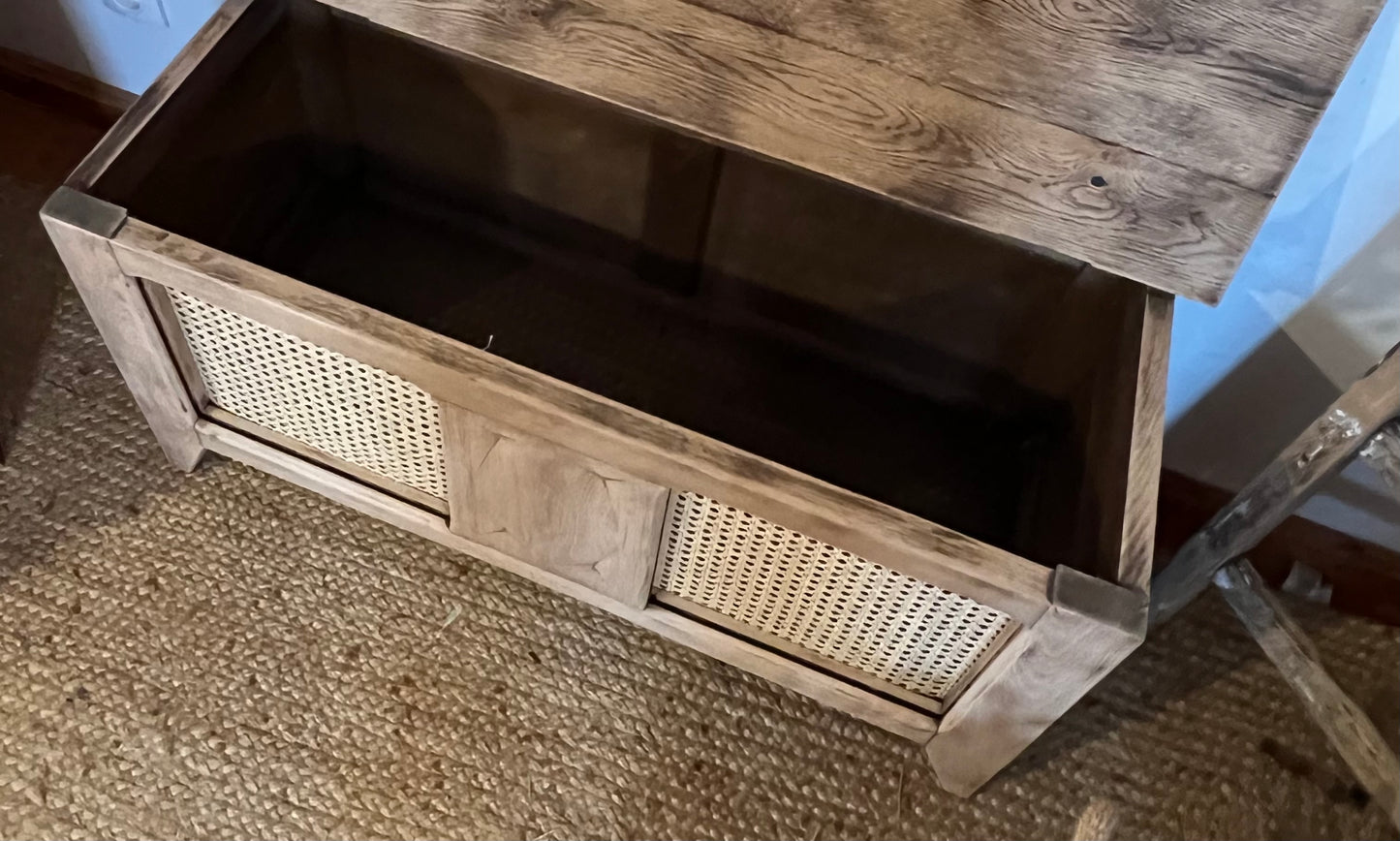 Coffre ancien en chĂȘne massif brut et cannage - pieds compas