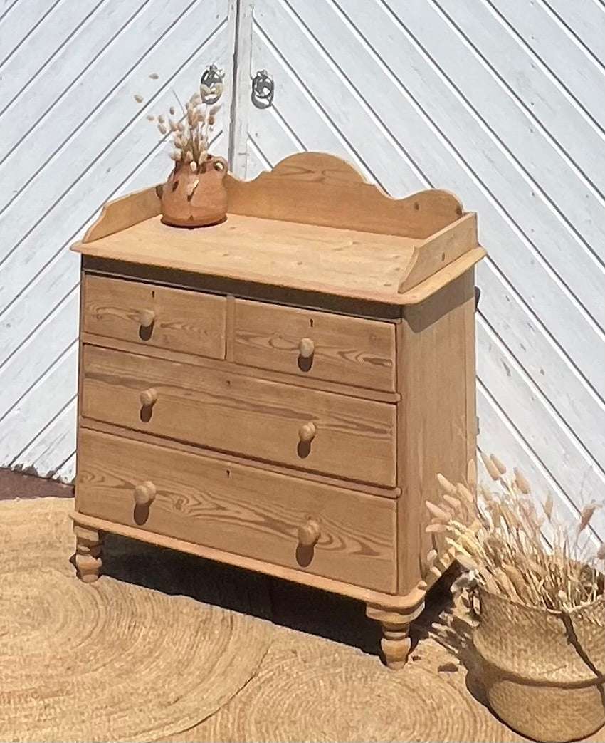 Commode anglaise ancienne en bois massif brut