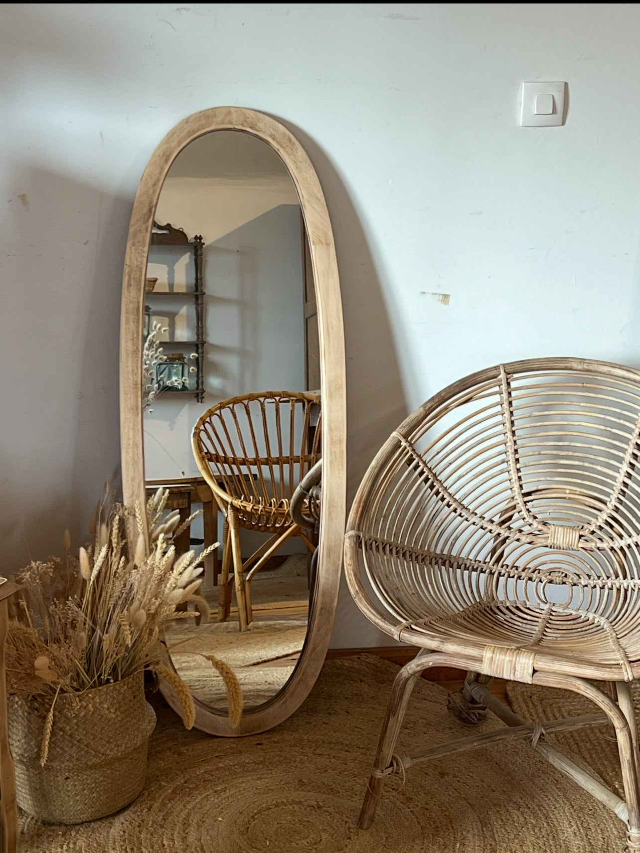Miroir ovale rénové esprit campagne chic en bois massif brut