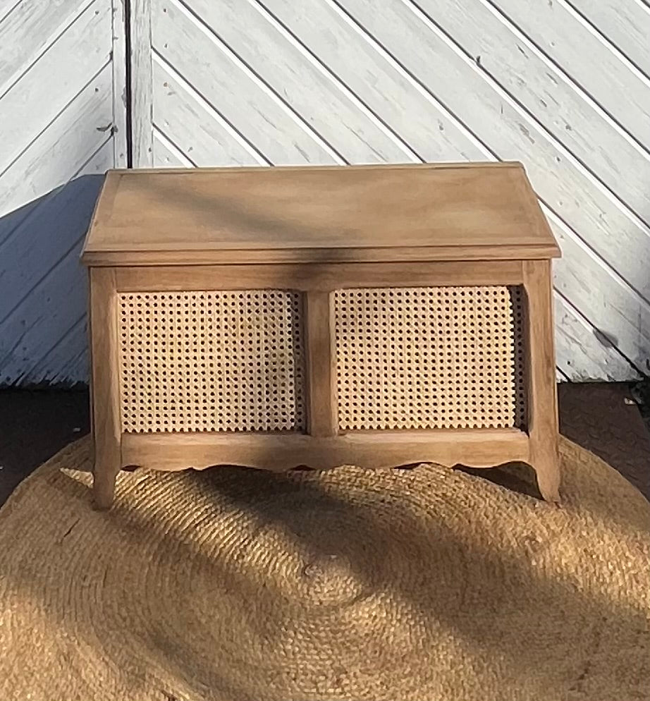 Coffre ancien en chĂȘne brut et cannage