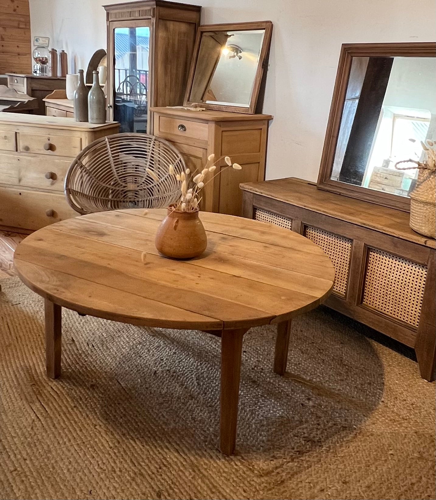 Table basse ronde ancienne en bois massif brut