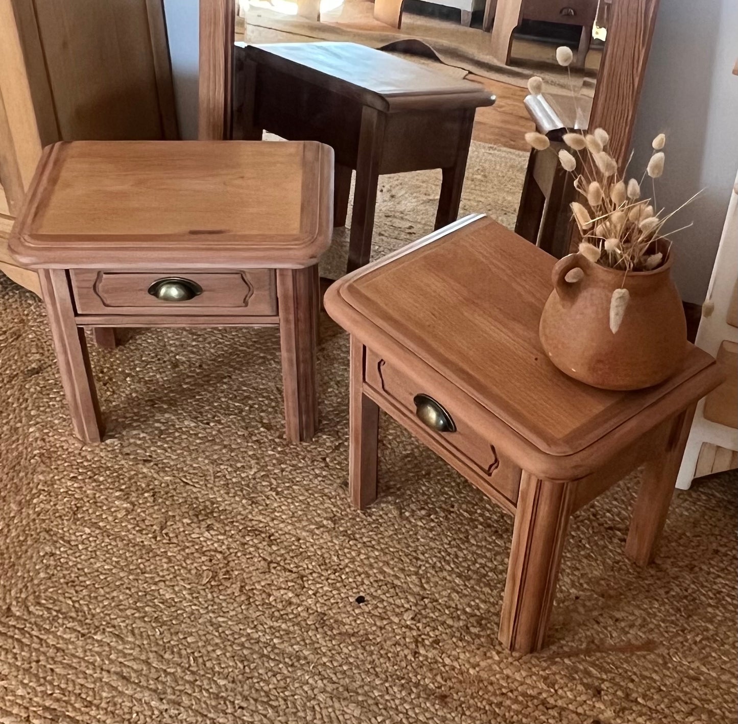 Paire de chevets / tables de nuit anciennes en bois brut
