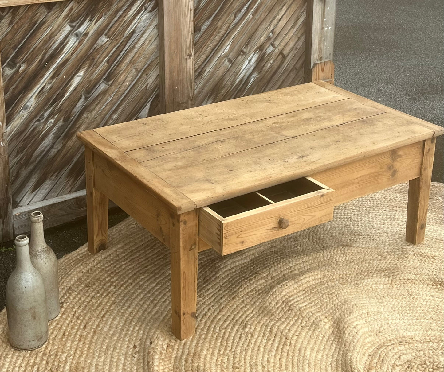 Table basse de ferme ancienne 1 tiroir en bois massif brut