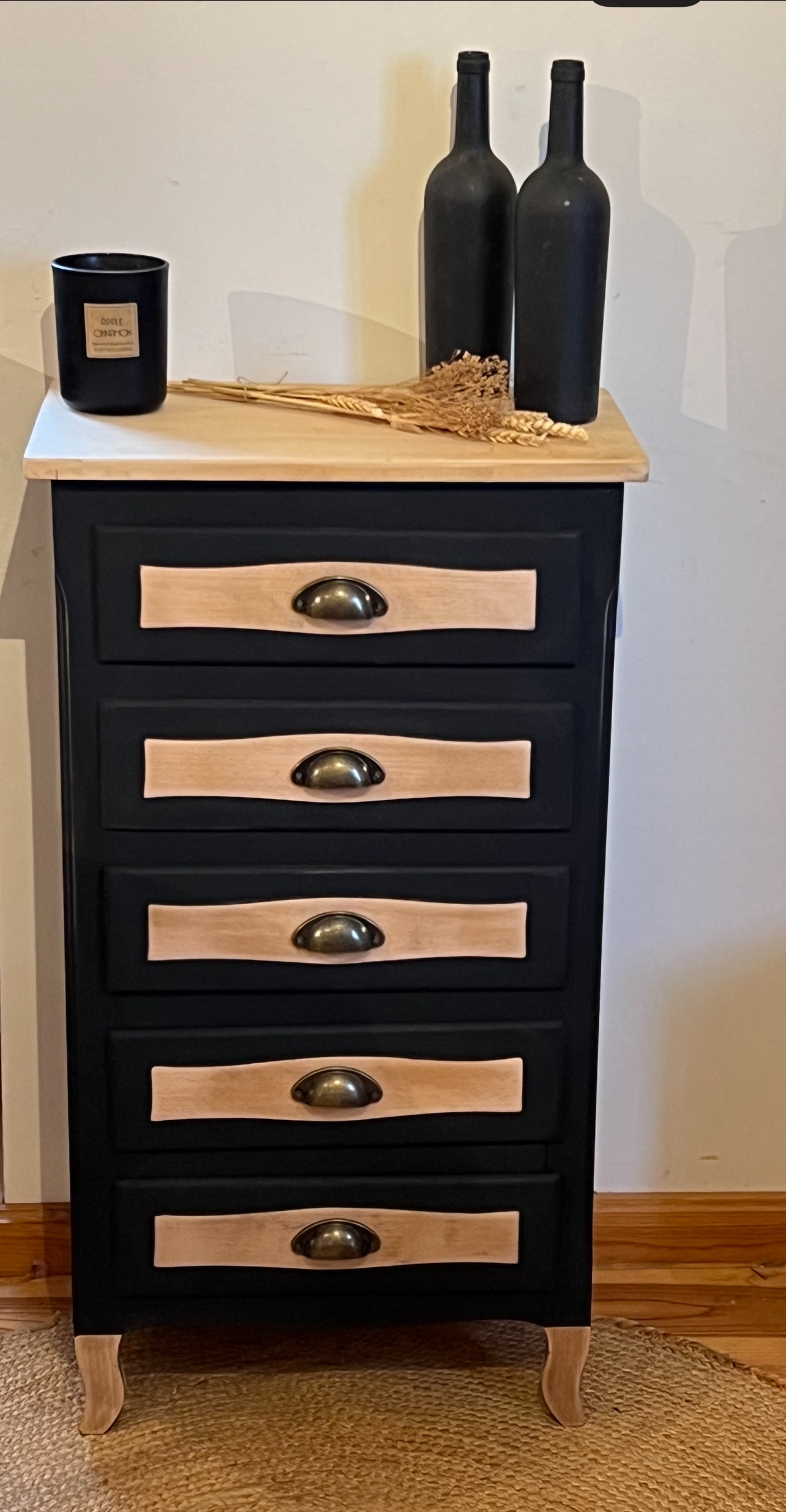 Chiffonnier ancien en bois massif brut et noir mat 5 tiroirs