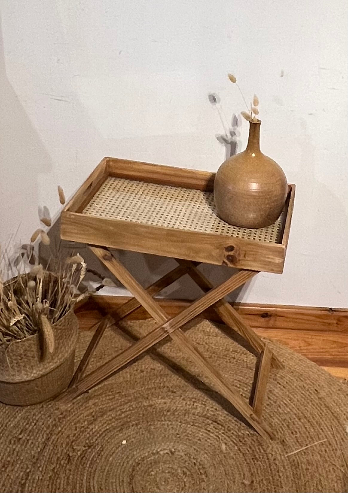 Table d’appoint pliante en bois massif brut et cannage
