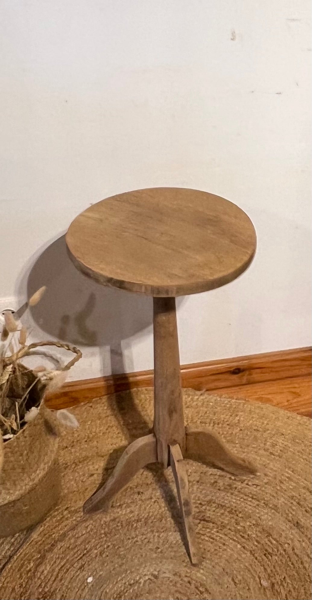 Guéridon vintage ancien en chêne massif brut : porte plante , table d’appoint …