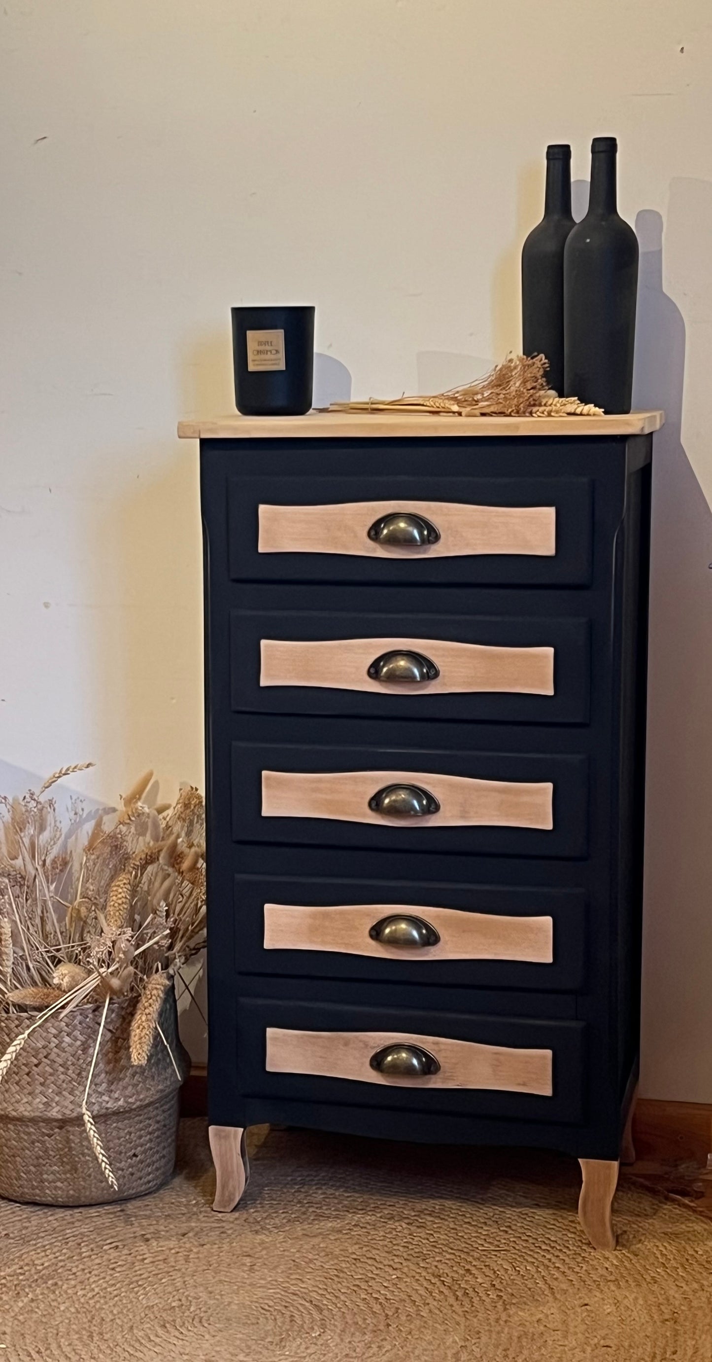 Chiffonnier ancien en bois massif brut et noir mat 5 tiroirs