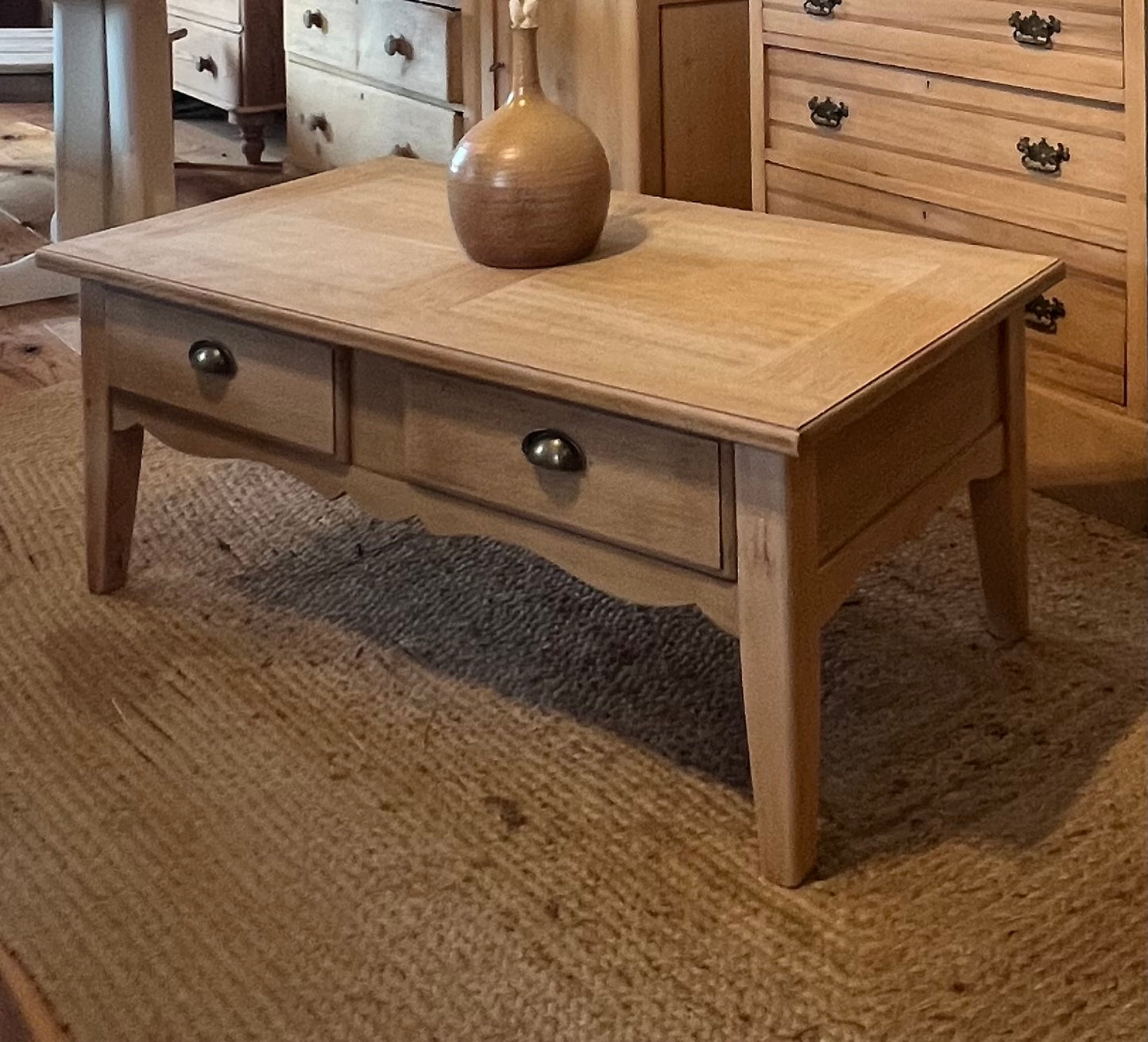 Table basse rénovée en chêne brut 2 tiroirs traversants
