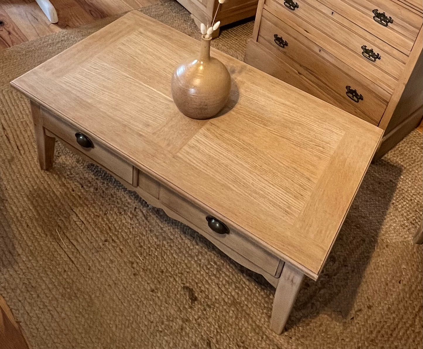 Table basse rénovée en chêne brut 2 tiroirs traversants