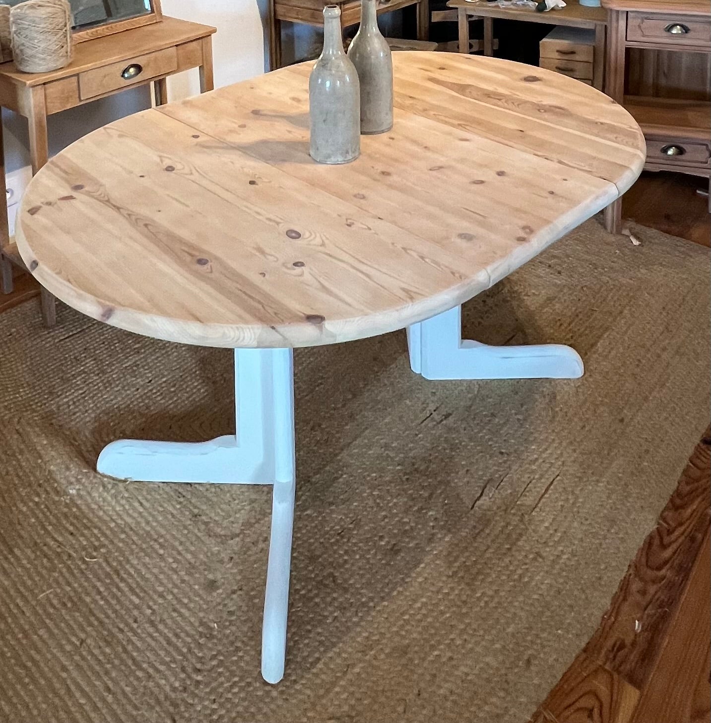 Grande table rénovée 2 rallonges de 4 à 8/10 personnes en bois massif brut et patiné blanc