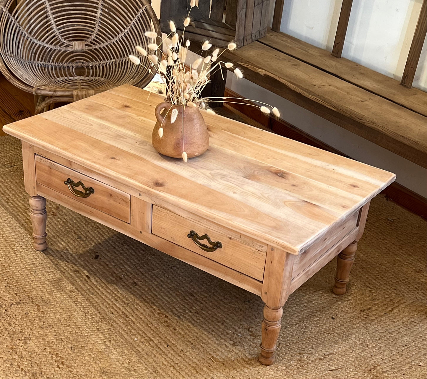 Table basse rénovée en bois massif brut 2 tiroirs coulissants + 1 rallonge