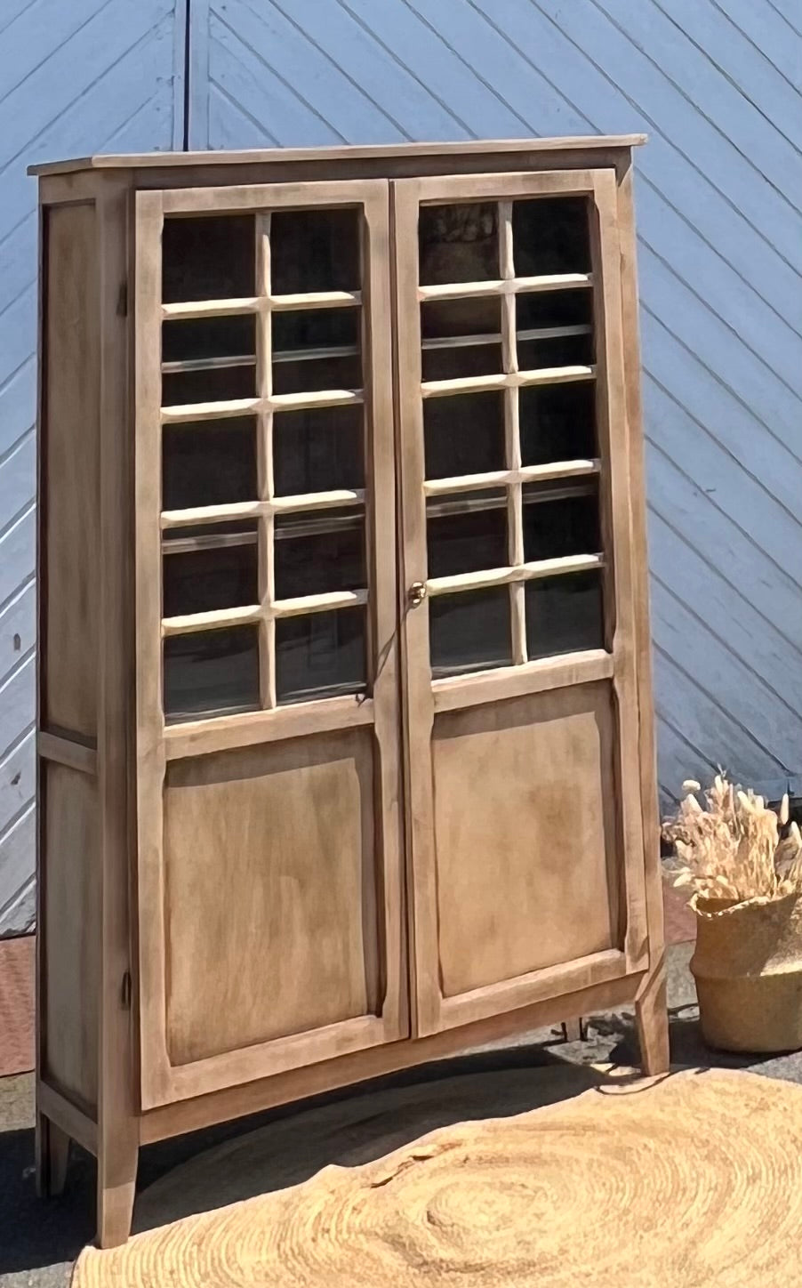 Armoire parisienne vitrée ancienne en bois brut - vaisselier bibliothèque