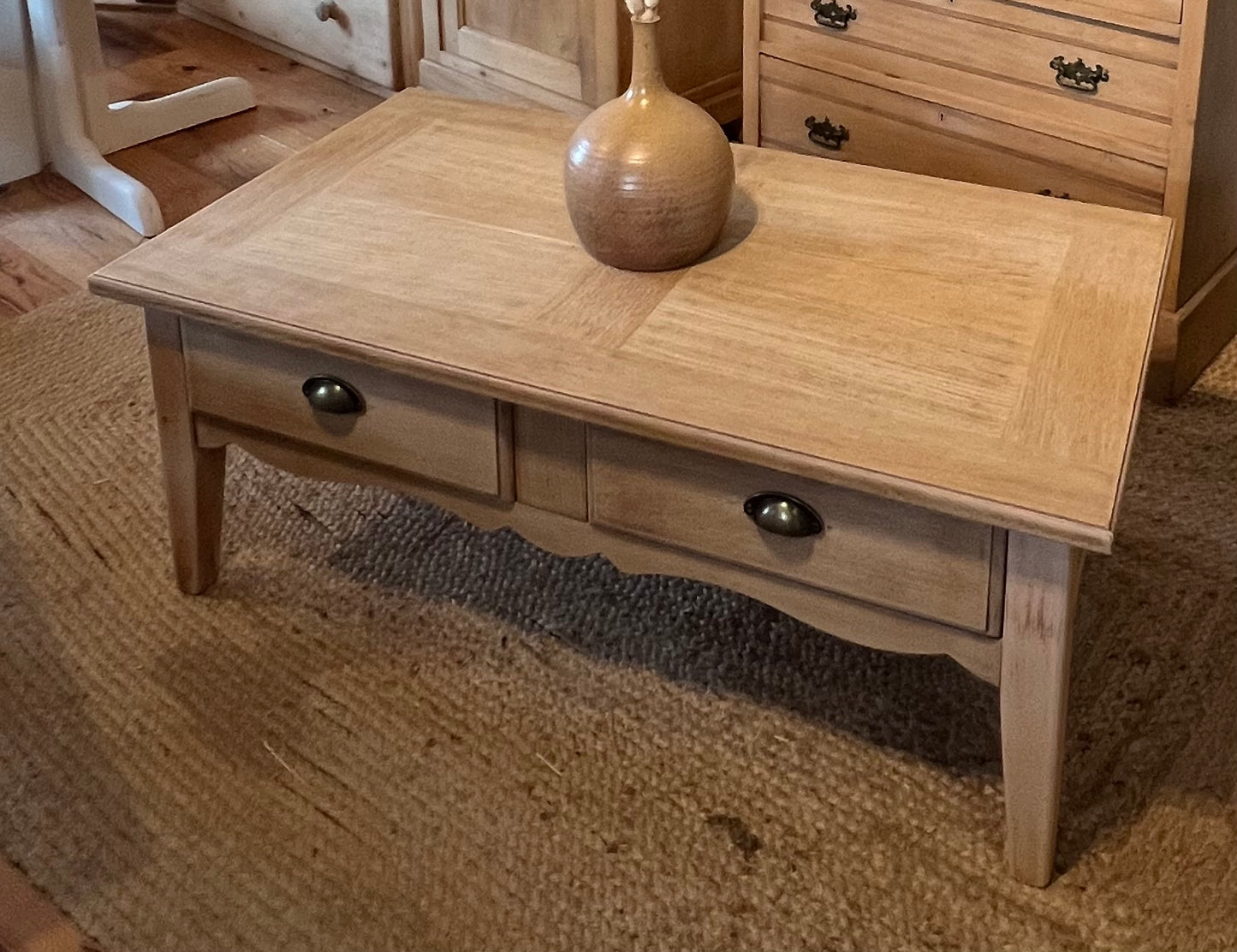 Table basse rénovée en chêne brut 2 tiroirs traversants