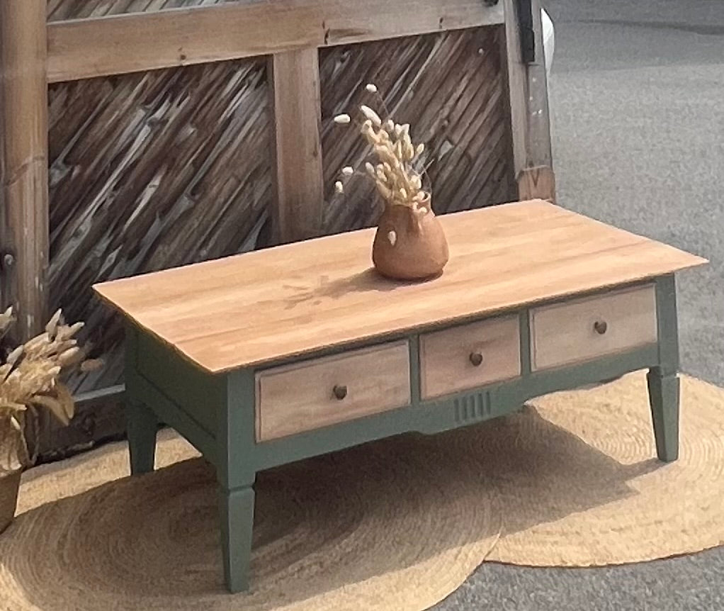 Table basse rénovée en bois massif brut et vert - 3 tiroirs esprit campagne chic