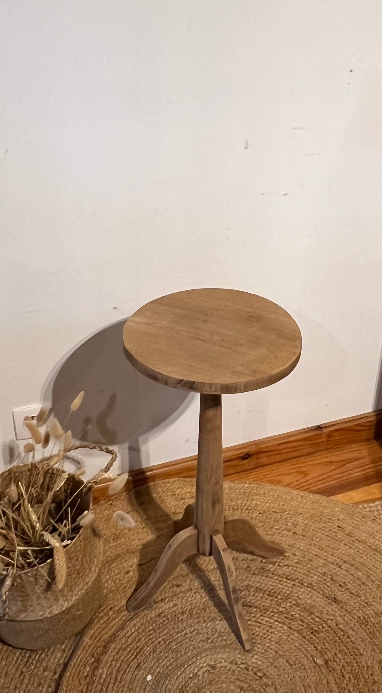Guéridon vintage ancien en chêne massif brut : porte plante , table d’appoint …
