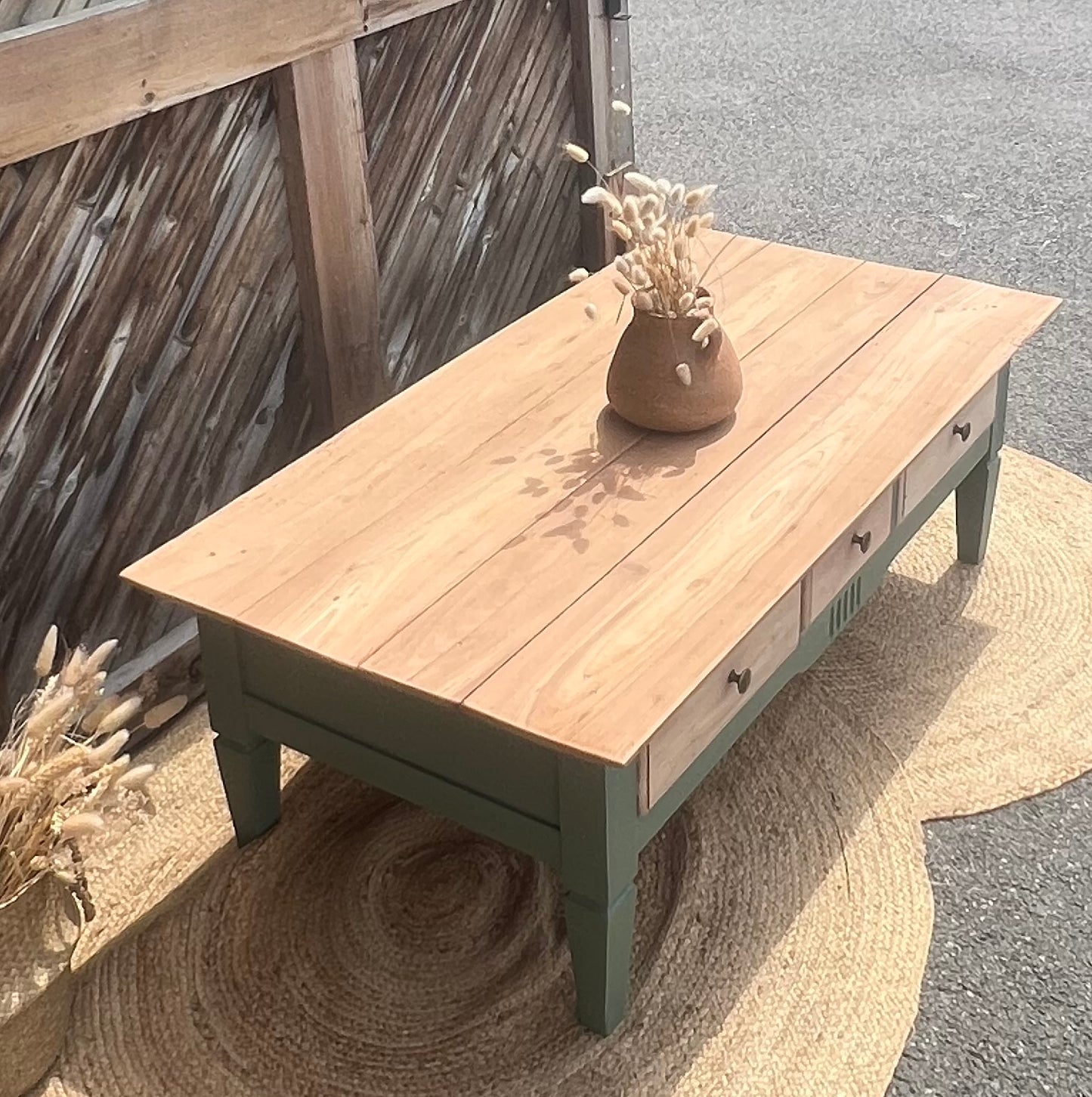 Table basse rénovée en bois massif brut et vert - 3 tiroirs esprit campagne chic