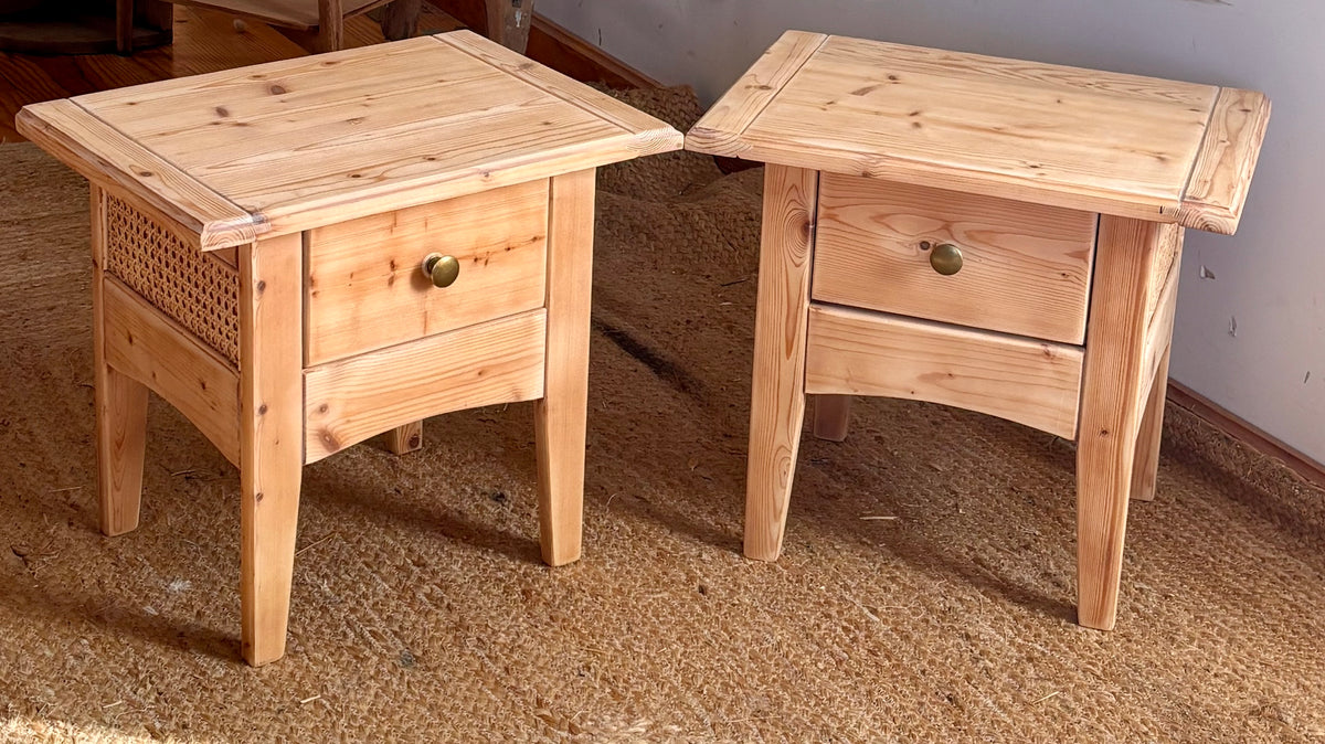 Paire de chevet / tables de nuit rénovées en bois massif brut et cannage