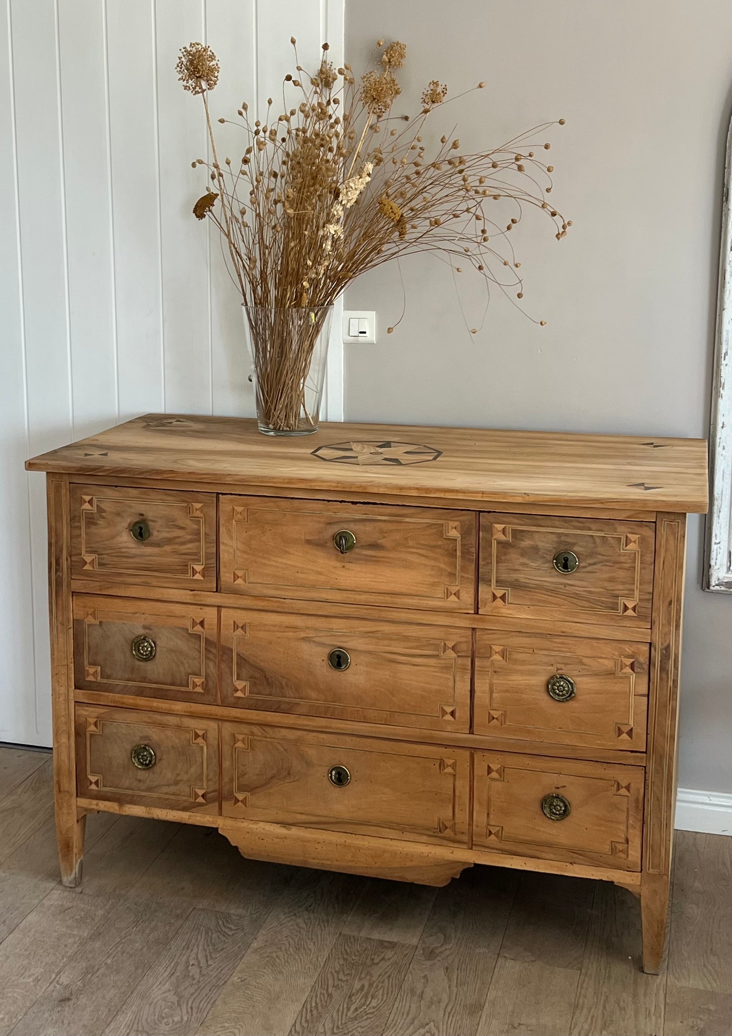 Grande commode ancienne marquetée en bois massif brut