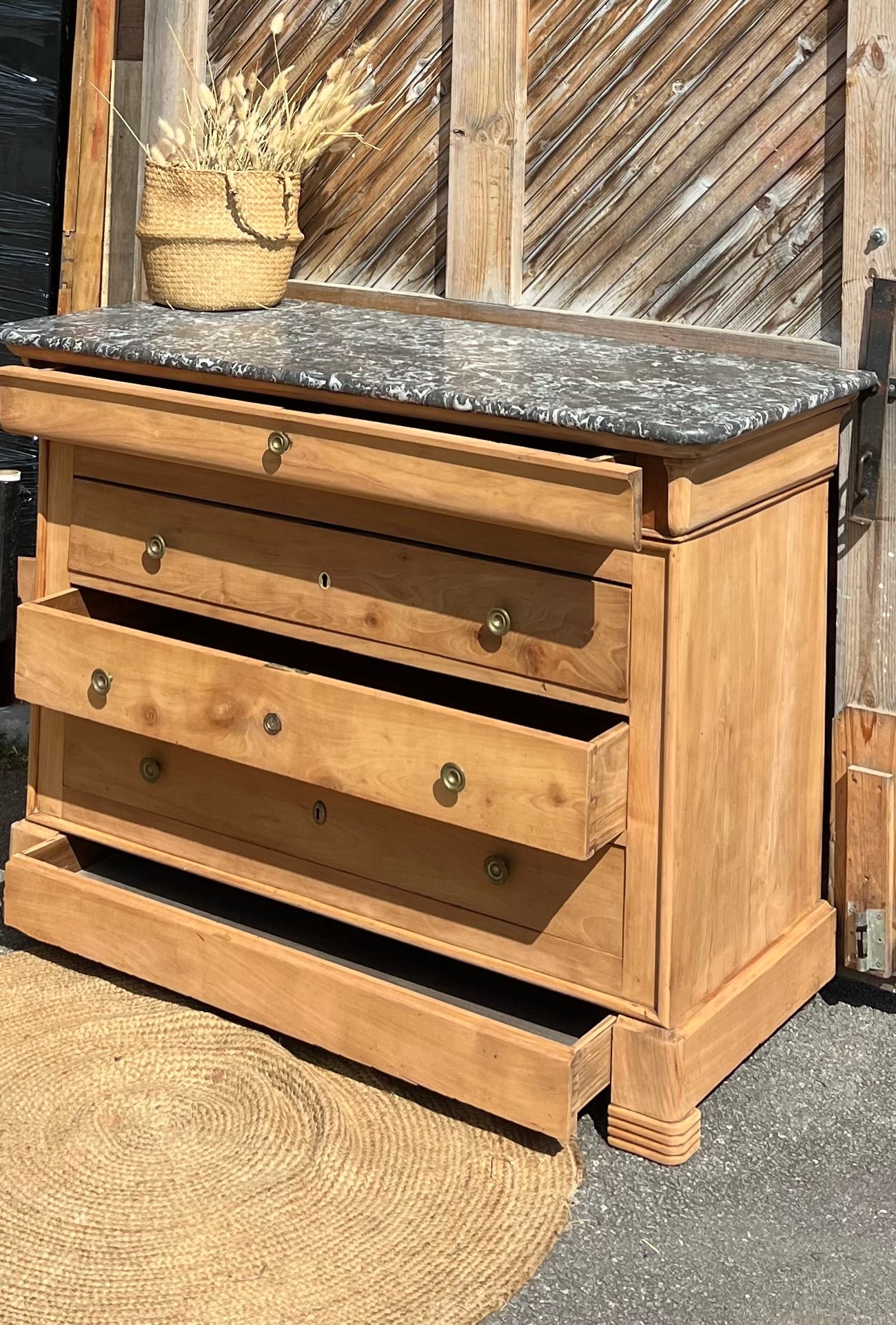 Commode ancienne en bois massif brut et marbre