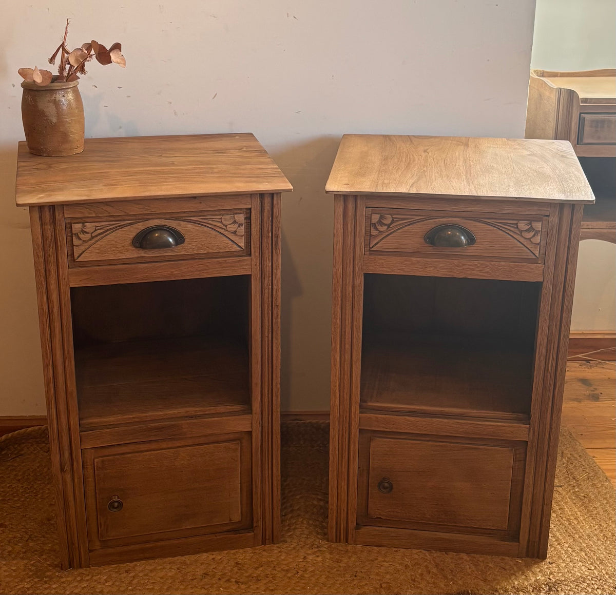 Paire de chevets anciens / tables de nuit en bois massif brut