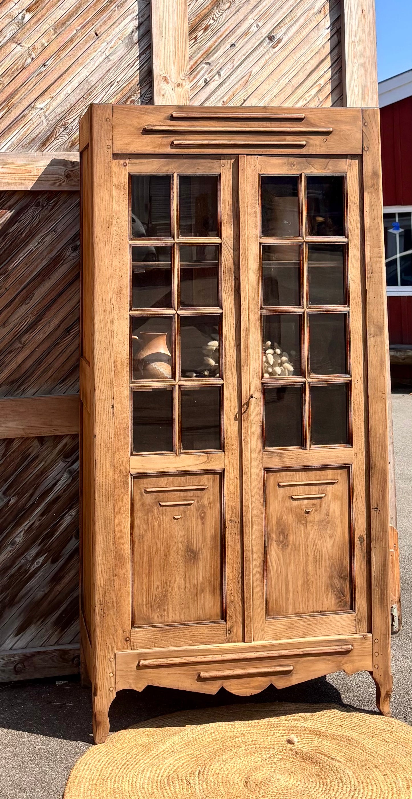 Armoire vitrée ancienne des années 30 en chêne massif brut : vaisselier bibliothèque