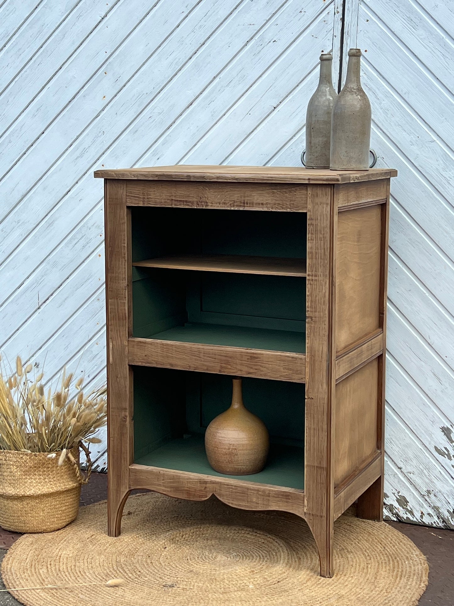 Bibus ancien meuble de rangement en chêne brut et vert treillis