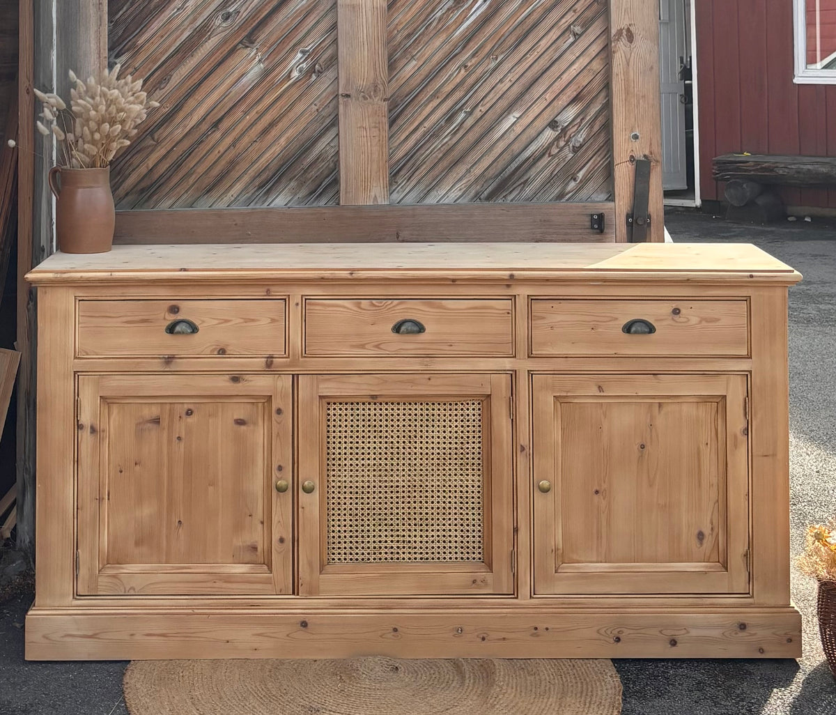Buffet enfilade rénovée en bois massif brut et cannage