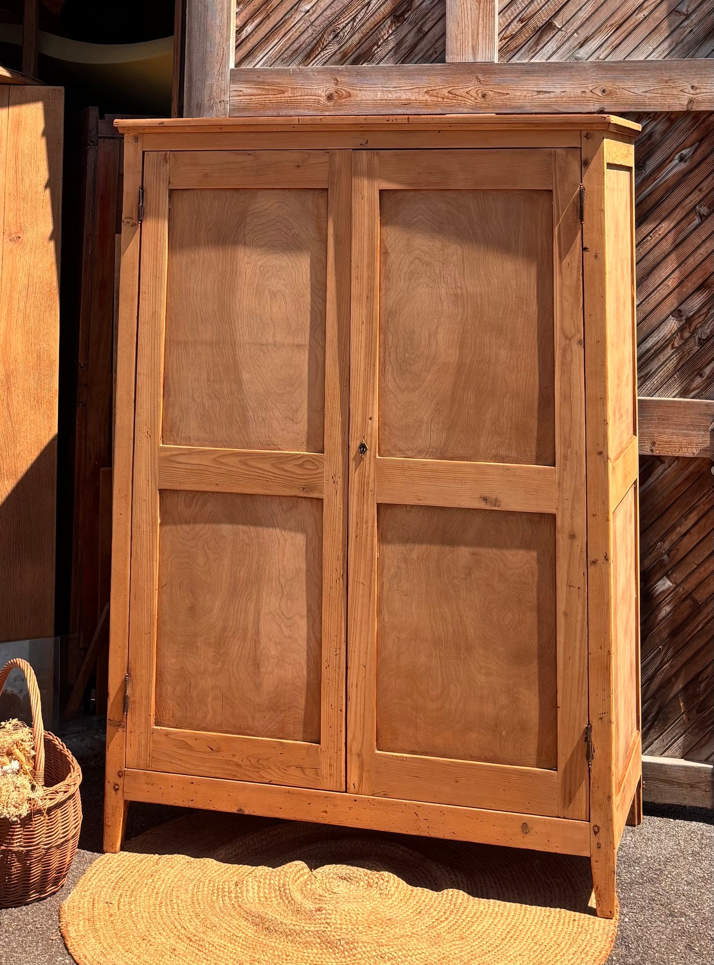 Petite armoire ancienne en bois brut: penderie + étagères