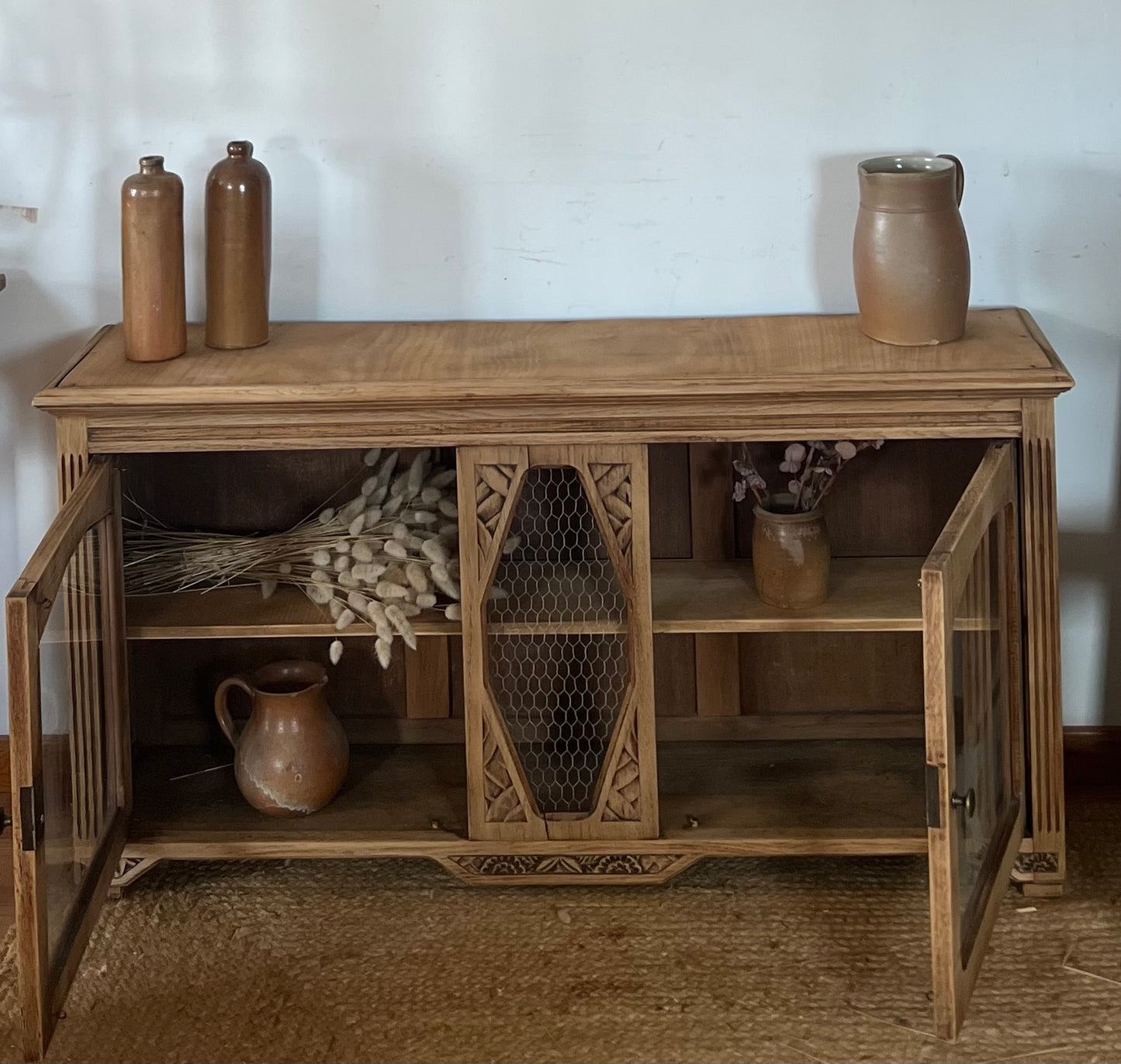 Buffet bas vitré ancien : meuble tv , meuble d’entrée …en bois brut