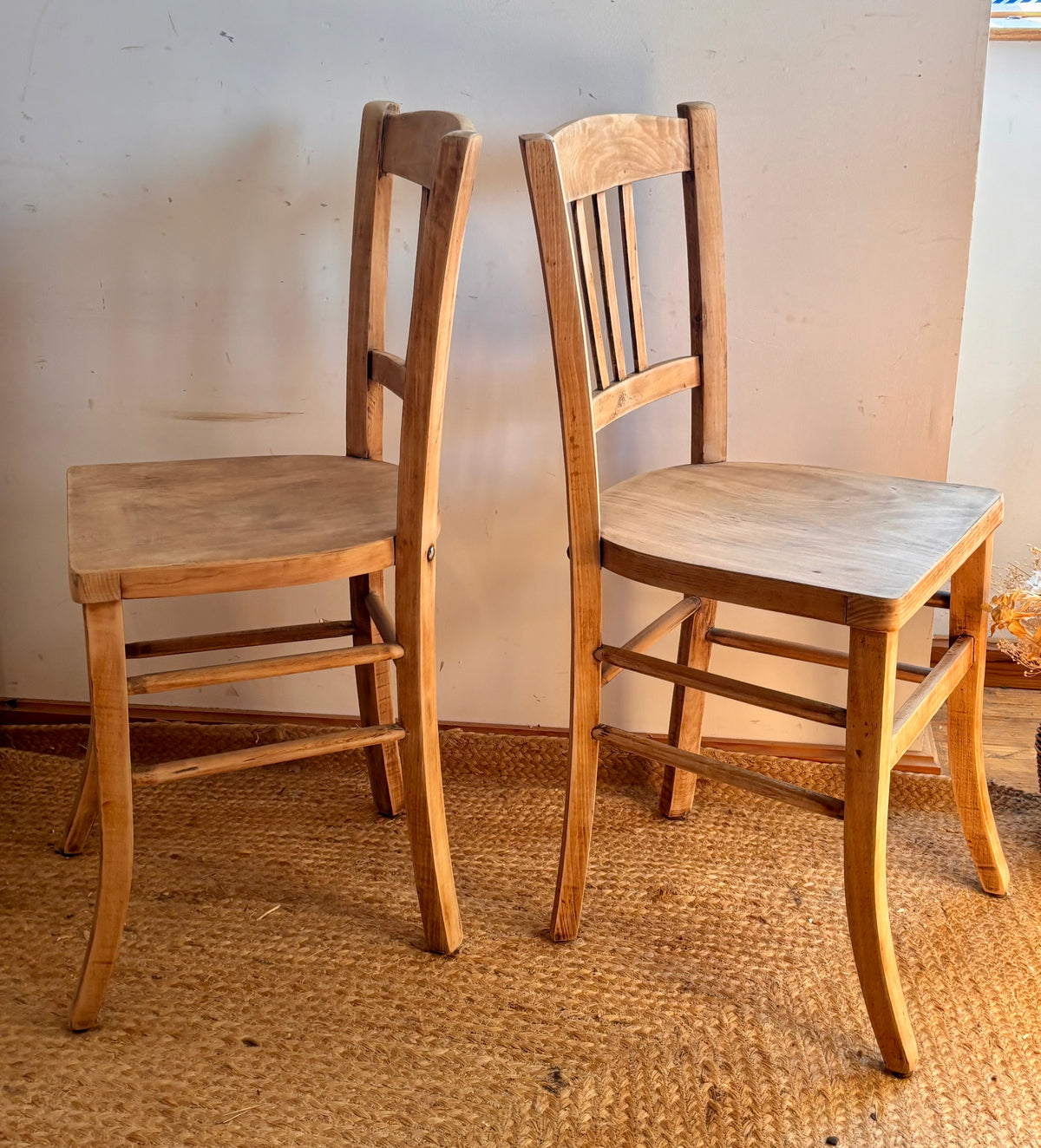 Lot de 2 chaises bistrot anciennes en bois brut