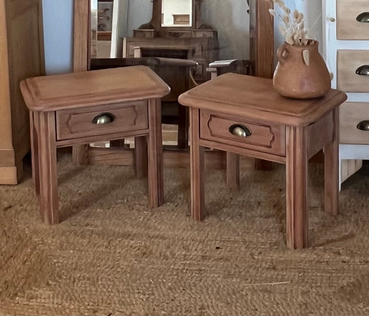 Paire de chevets / tables de nuit anciennes en bois brut