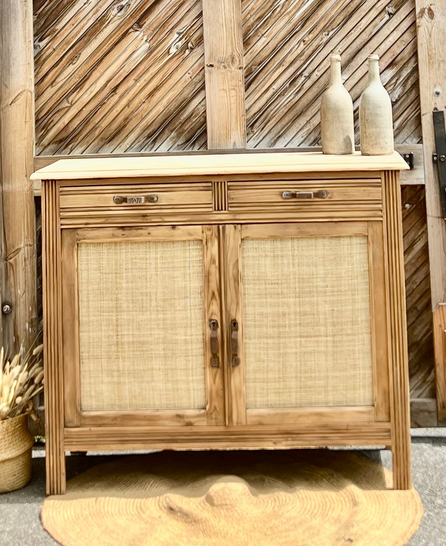 Buffet parisien ancien en bois massif brut et cannage naturel
