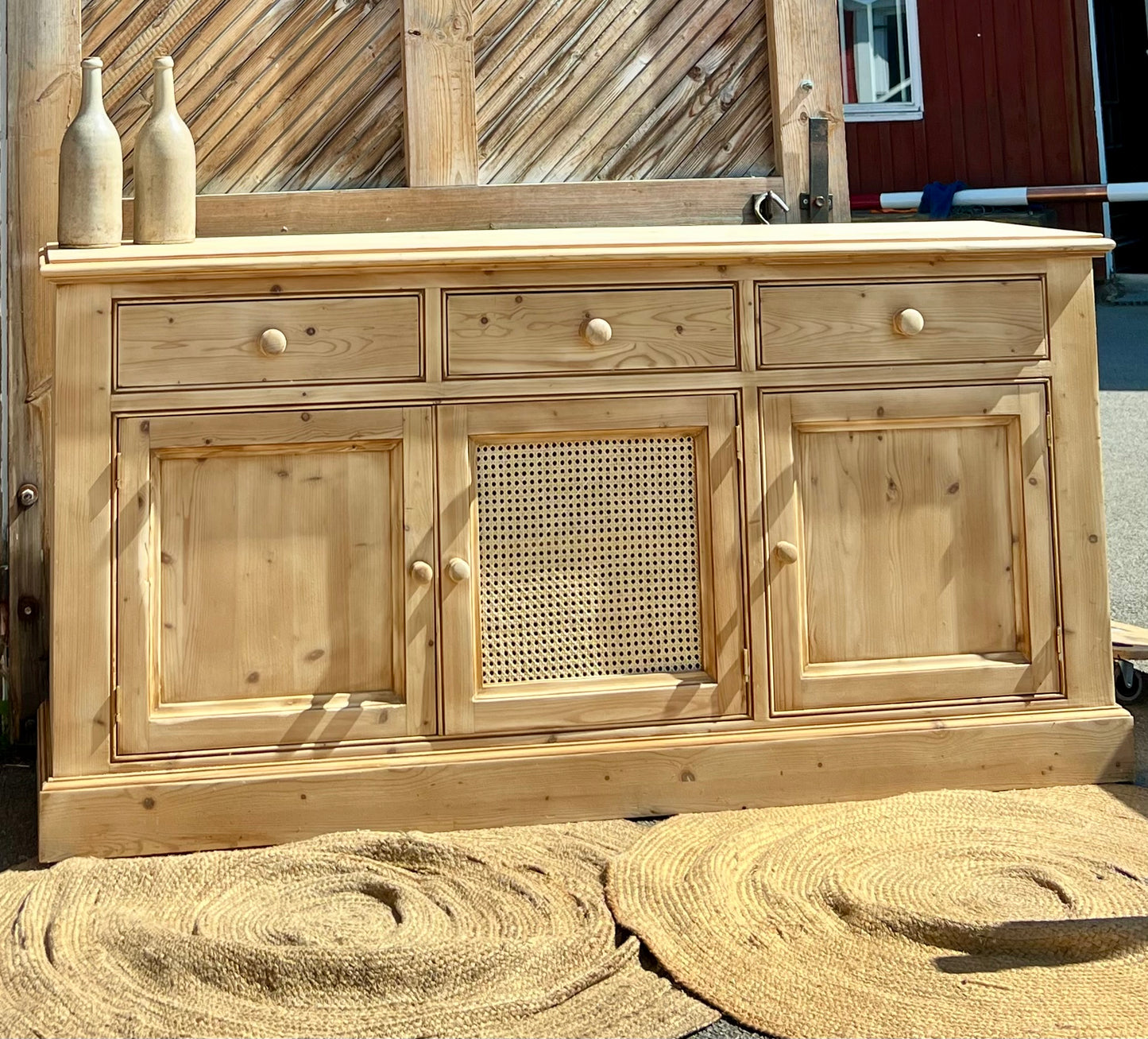 Enfilade rénovée / buffet en bois massif brut et cannage