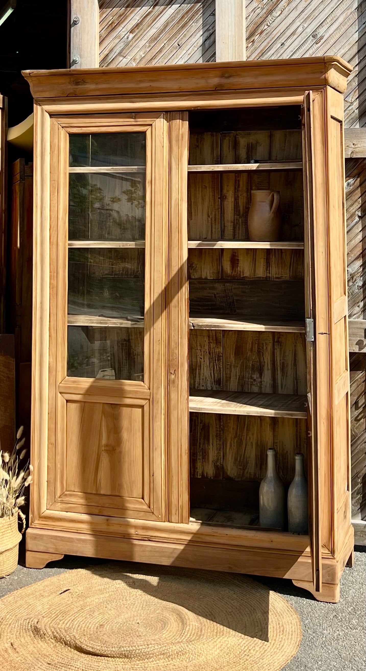 Armoire parisienne ancienne en bois massif brut : vaisselier bibliothèque