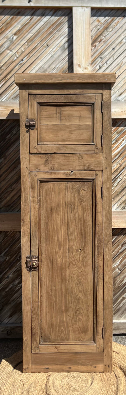 Armoire colonne étroite ancienne - bonnetière en chêne massif brut