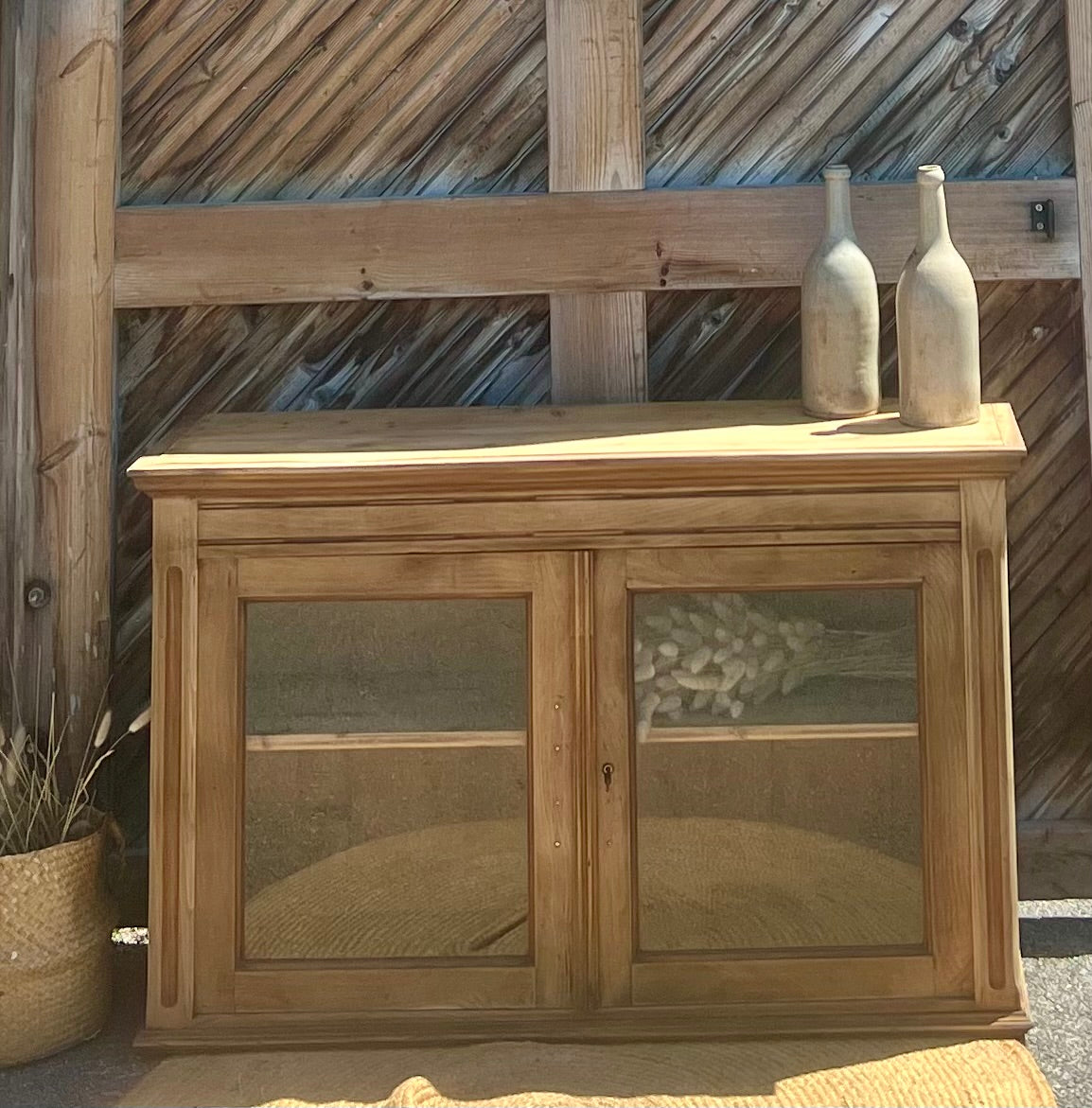 Buffet vitré étroit ancien en bois massif brut