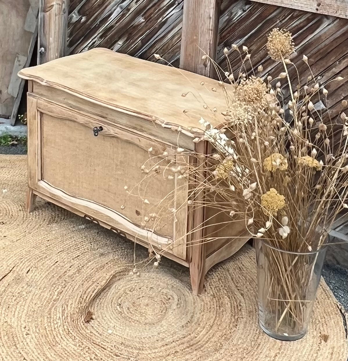 Coffre ancien en chêne brut et toile de jute - ouverture sur le devant