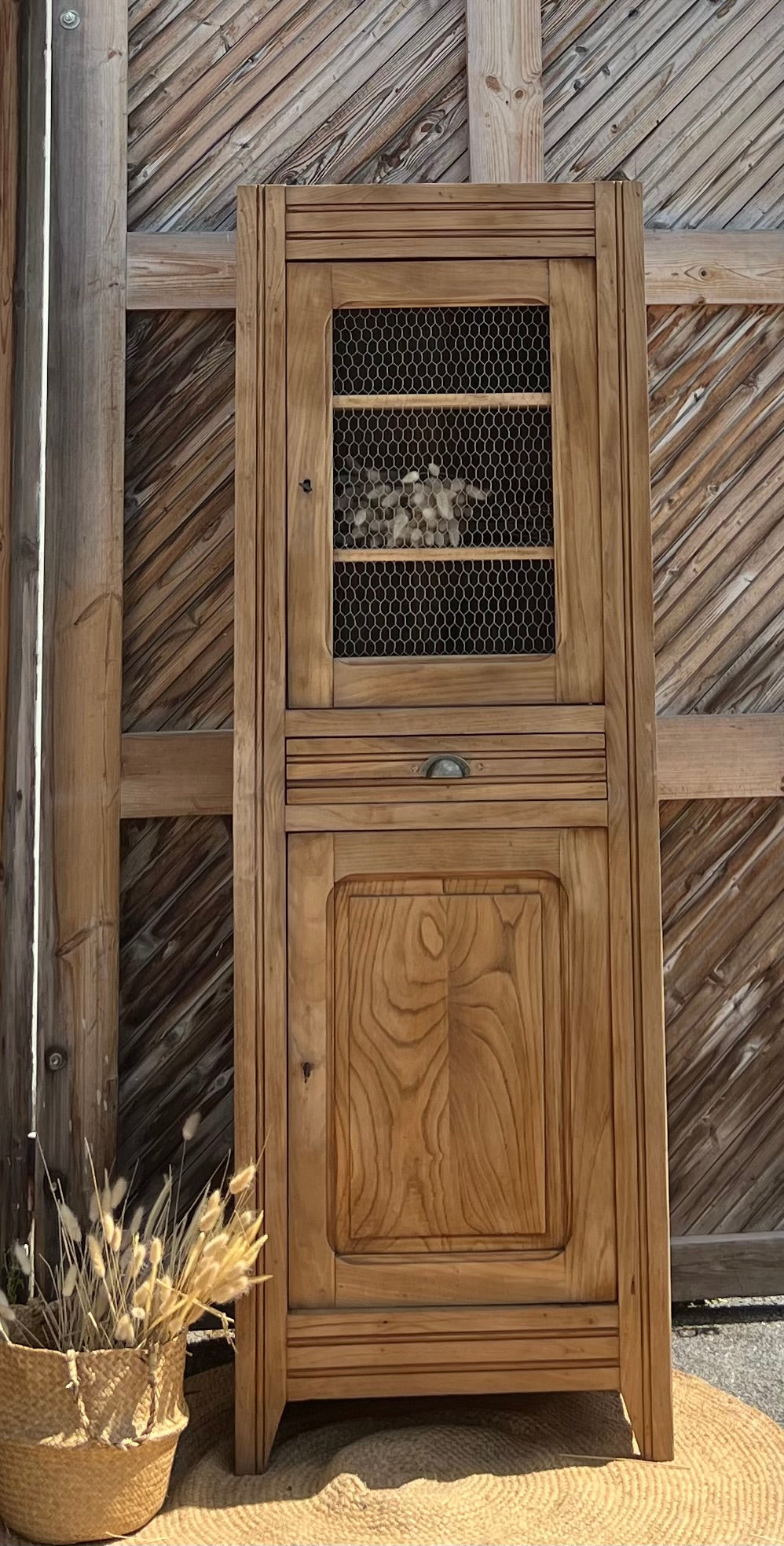 Bonnetiere ancienne en chêne massif brut : armoire vaisselier bibliothèque / homme debout